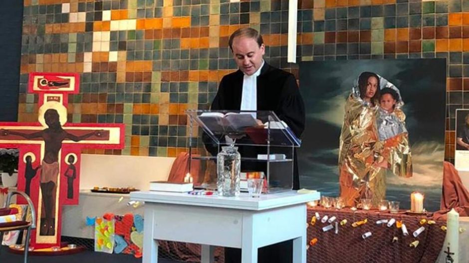 800 órája megy istentisztelet egy templomban, hogy ne küldhessék tőlük haza a menekült családot