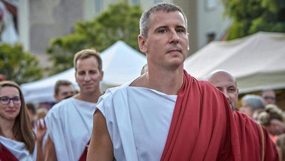 Hallgasd meg, hogyan riogatja migránsokkal a szombathelyieket egy névtelen géphang!