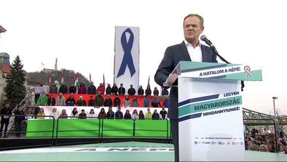Donald Tusk: Bem József ha élne, ezen a demonstráción lenne, és nem a másikon