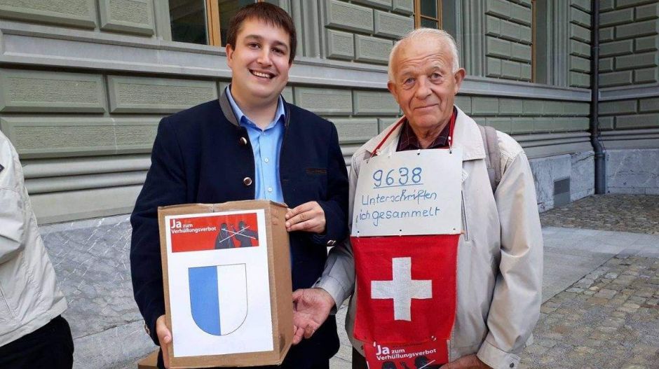 Folyamatosan csökken a burkát betiltani akarók száma Svájcban, pedig muszlimok is támogatják