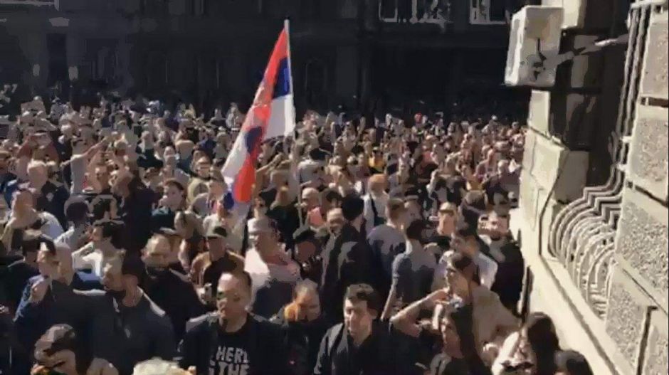 Nem sikerült bezárniuk az elnököt a hivatalába a szerb tüntetőknek: a rendőrség elé vonultak