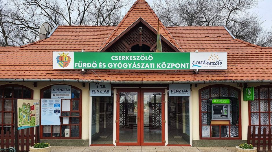 Sajtótájékoztatót tartott a szakszervezet egy alföldi fürdő előtt, eljárás indult ellenük gyülekezés miatt