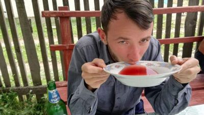 Itt az új székelyföldi divat: tányérból isszák a sört!