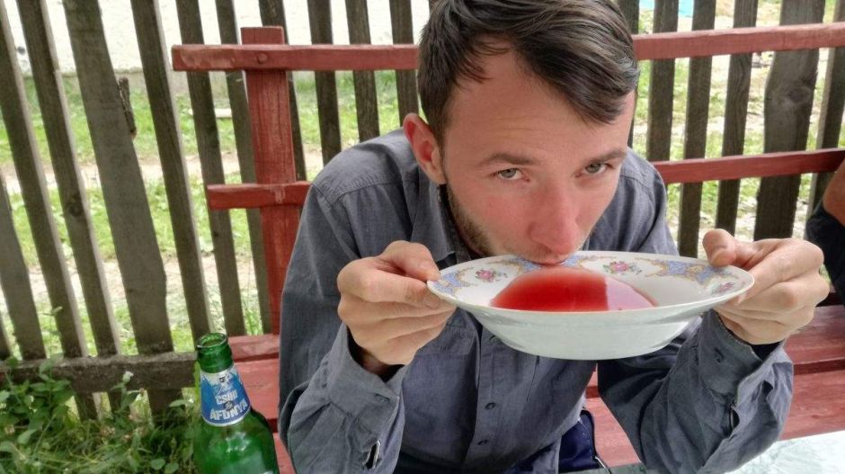 Itt az új székelyföldi divat: tányérból isszák a sört!