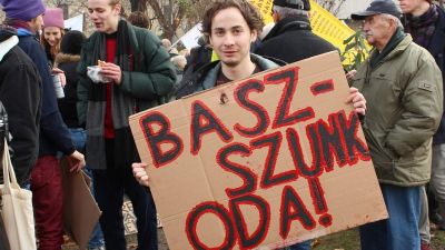 Munkásököl, vasököl, oda sújt, ahova köll? – Képek a rabszolgatörvény elleni tüntetésről