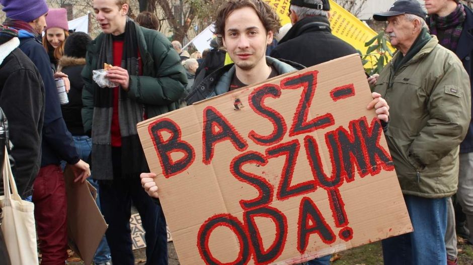 Munkásököl, vasököl, oda sújt, ahova köll? – Képek a rabszolgatörvény elleni tüntetésről