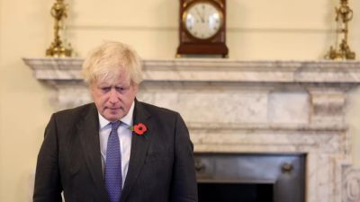 A hülyét játszva próbál menekülni a partygate-ből Boris Johnson