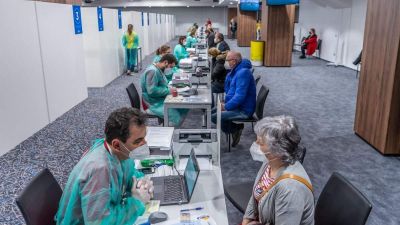 Mégsem oltották hétvégén a tizenéveseket, Szlovákia tovább lazít a korlátozásokon