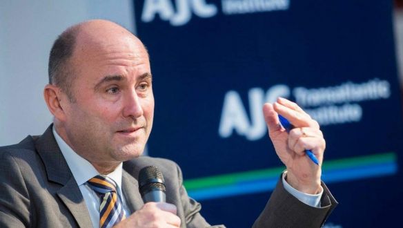 Orbán a magyarok egészségét kockáztatja az orosz és kínai vakcinákkal, véli az EPP agytrösztjének vezetője