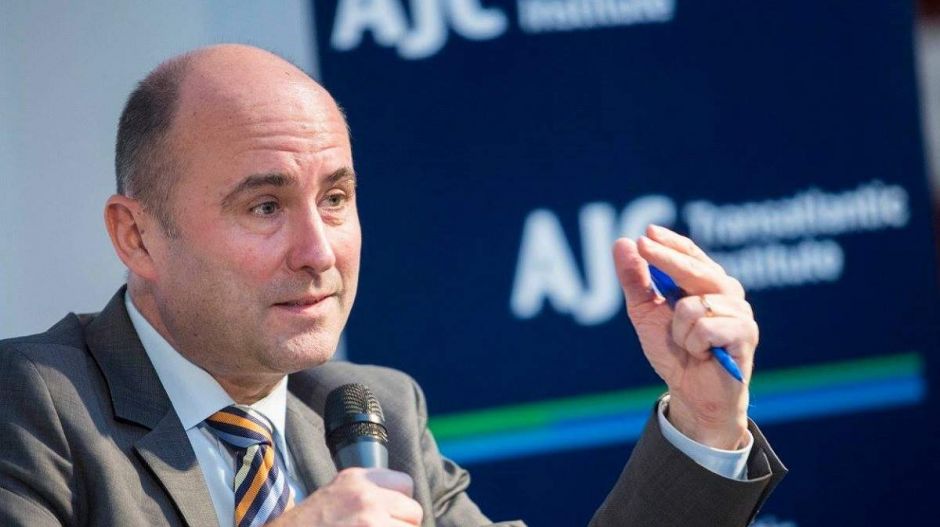 Orbán a magyarok egészségét kockáztatja az orosz és kínai vakcinákkal, véli az EPP agytrösztjének vezetője