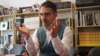 Rettenetesen frusztrált, hogy úgy pofázok a parlamentben, hogy annak semmi hozadéka nincs! Vona Gábor az Azonnalinak