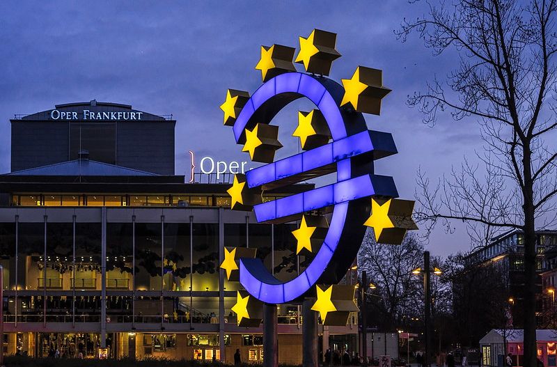 Eladó az ikonikus frankfurti eurószobor