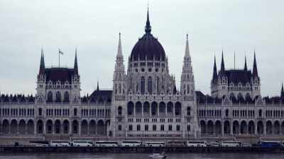 In Busz We Trust: felvonultak a parlament előtt a békemenetes buszok