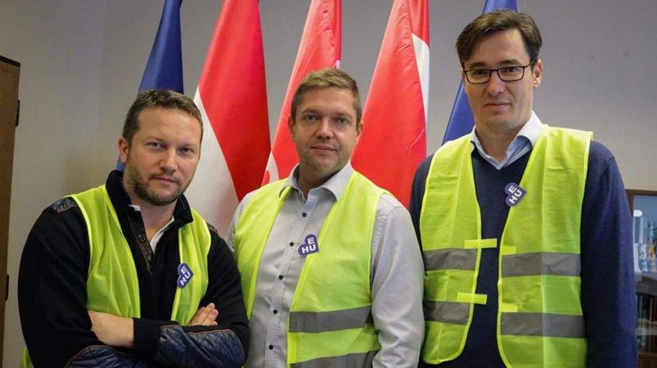 Ezért ingadozik a pártok kommunikációja a dögunalom és az erőltetett mosóporreklám között