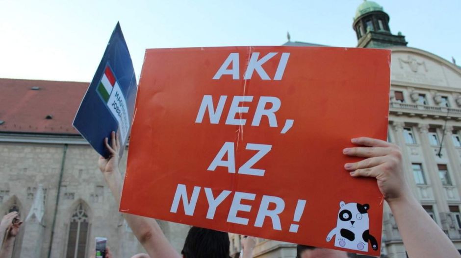 Itt vannak a kormányellenes tüntetés legjobb transzparensei