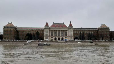 A BME-n plasztikkártya nélkül is lehet személyesen vizsgázni, a Semmelweisen júniustól csak fizetős teszt után