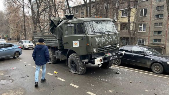 Ez maradt Almatiban a reggeli összecsapások után