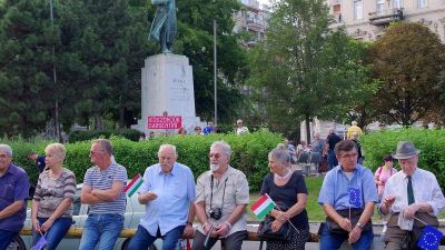 Utcára viszik az ellenzéket, fotókon mutatjuk az első lépéseket
