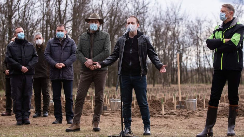 A román kormányfő a maszkviseléstől való megszabadulást is belengette, csak oltassanak elegen