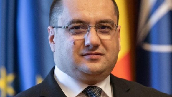 Ismerd meg a román papot, aki Kaliforniából jutott be az EP-be a szocdemek listáján!