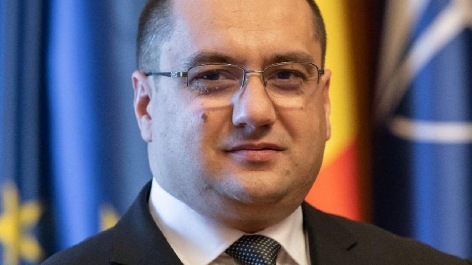 Ismerd meg a román papot, aki Kaliforniából jutott be az EP-be a szocdemek listáján!