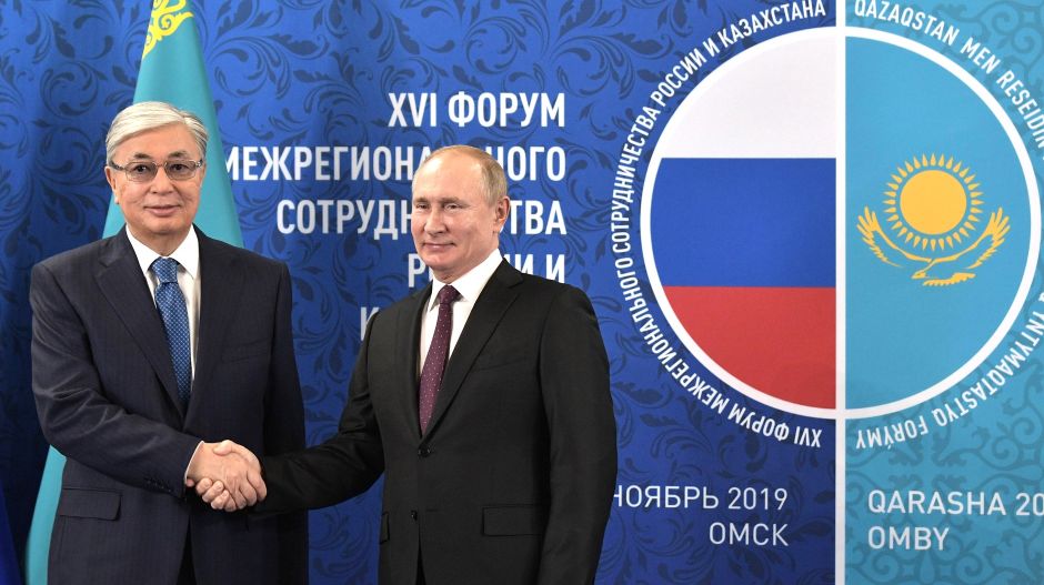 A kazak elnök máris rúgott egyet diktátor elődjébe