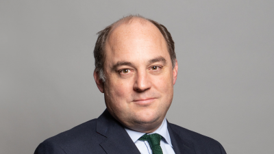 Nyomás a kormányon – Budapestre jön a brit védelmi miniszter