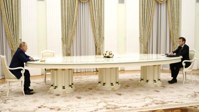 Macron és Orbán világhírűvé tette Putyin valószínűtlenül hosszú asztalát