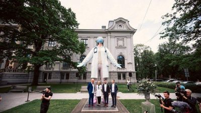 Szobrot állítanak az orvosoknak Lettországban, így köszönve meg a járvány elleni harcot