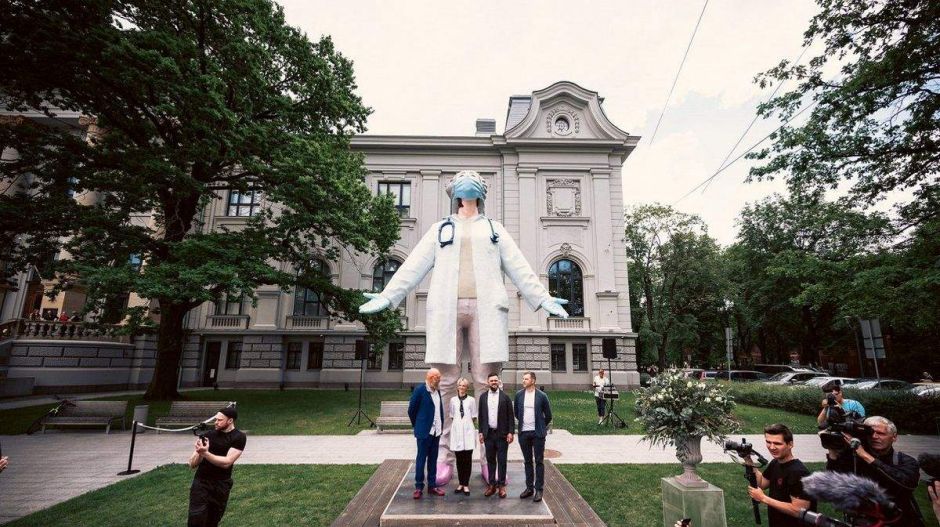 Szobrot állítanak az orvosoknak Lettországban, így köszönve meg a járvány elleni harcot