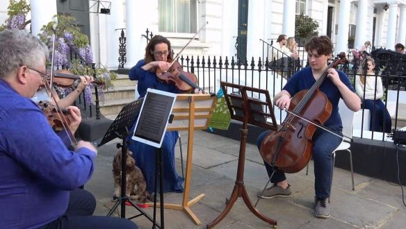 Még a rendőr is elnézést kért, amiért félbe kellett szakítania egy utcai hangversenyt
