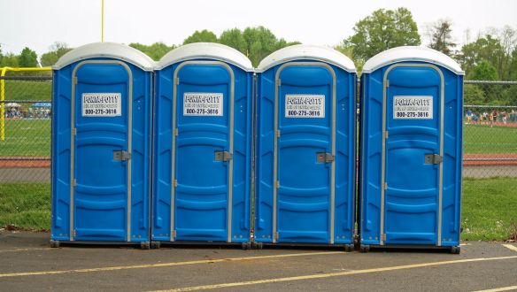 Nyitva hagyott mobil WC-k miatt huzakodnak Karácsony Gergellyel az oltástagadók