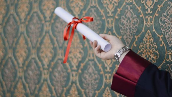 Oké, hogy nyelvvizsga nélkül is lehet diplomát szerezni, de hogy veszik azt át tízezrek a járvány közepén?