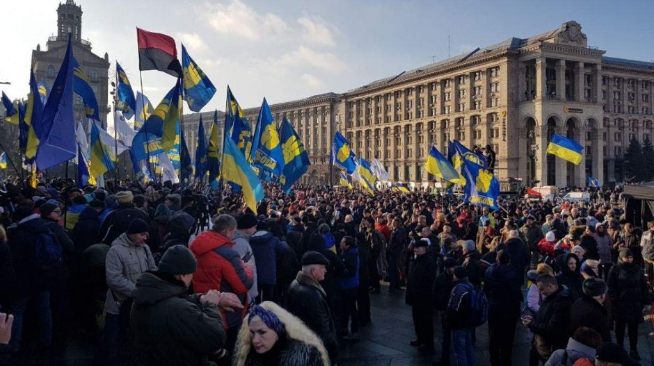A Majdanon nyolcezren tüntettek a hétfőn a világvezetőkkel tárgyaló Zelenszkij ellen