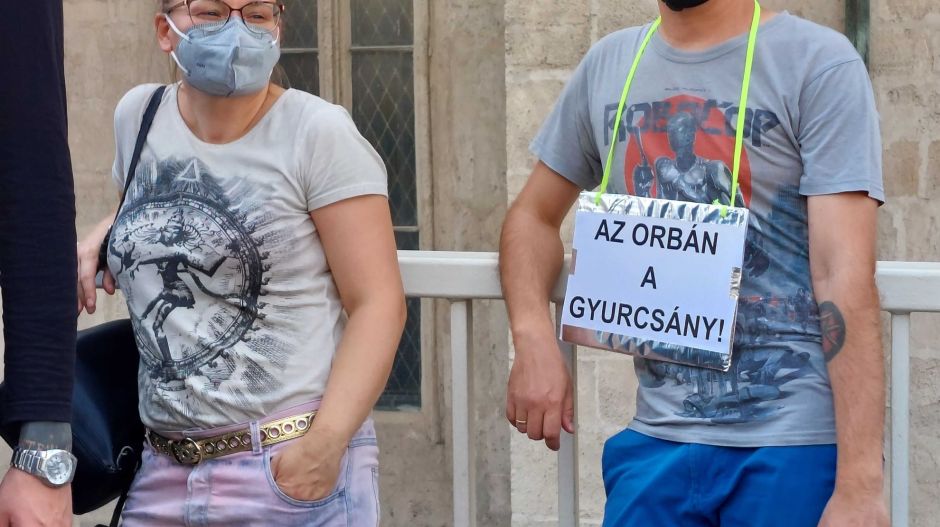 Üzentek a tüntetők: Vicces és dühös feliratok lepték el az Erzsébet hidat