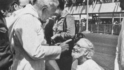 II. János Pál pápa mindentől eltilotta a szélsőbaloldali papot, Ferenc pápa most rehabilitálta