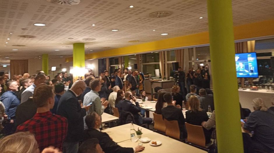 Hatalmas az öröm a Mi Hazánk eredményváróján