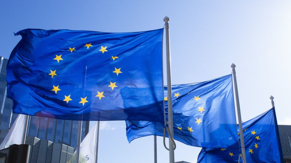 Eurobarométer: a magyarok kétharmada szerint a fogyasztói árak mérséklése fontosabb, mint a demokrácia védelme
