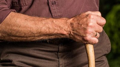 Román törvényjavaslat: börtönbe juthat az a gyerek, aki nem akarja eltartani a szüleit