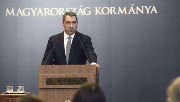 Lázár János: Nem háborús bűnösök a menekülteket segítő civilek