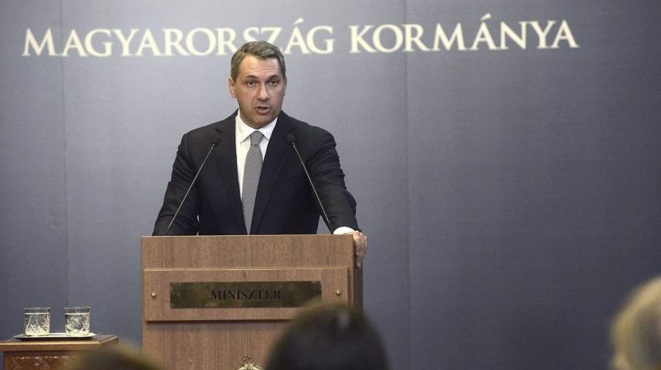 Lázár János: Nem háborús bűnösök a menekülteket segítő civilek