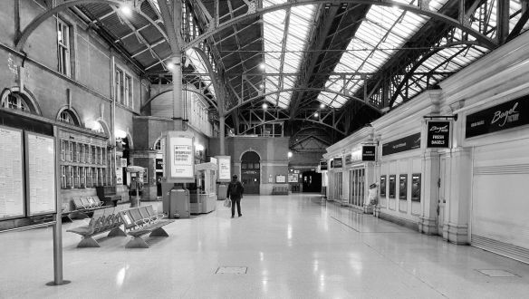 Európában elsőként a briteknél szűnhet meg a távolságtartás