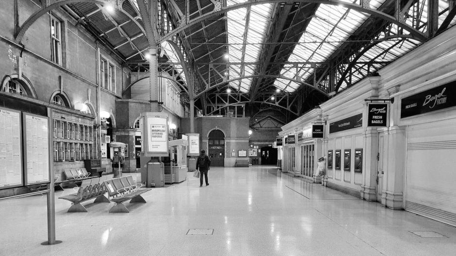 Európában elsőként a briteknél szűnhet meg a távolságtartás