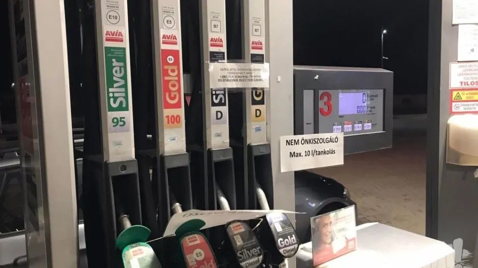 Tényleg vannak képek a magyarok életveszélyes tankolásáról