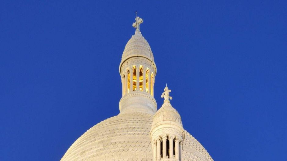 A francia alkotmánybíróság szerint aránytalan a vallási szertartások további tiltása a járvány miatt