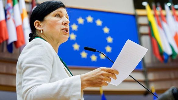 Jelentenie kell a Facebooknak, a Twitternek és a Google-nak, hogy mit tesz az álhírek ellen