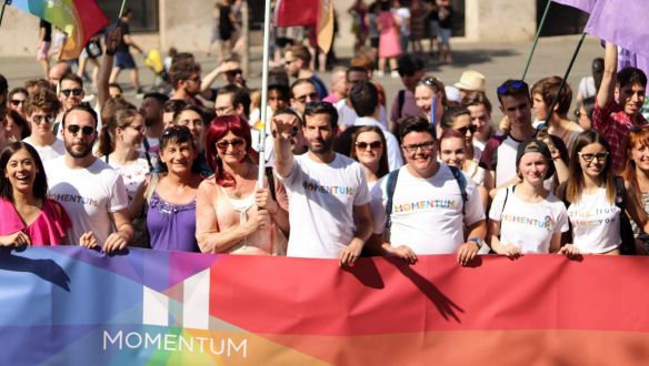 A Momentum arra kéri a Jobbikot, hogy ne szavazza meg a melegellenes pedofiltörvényt