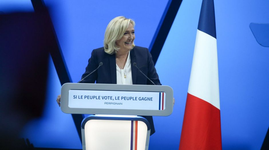 Mit gondol a világról a széljobbról (állítólag) középre araszoló Le Pen?