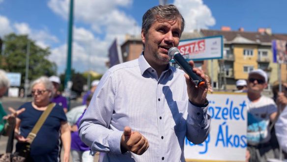 Hadházy Ákos az Azonnalinak: A zuglóiak a korrupcióval való alku és a határozott fellépés között választhatnak