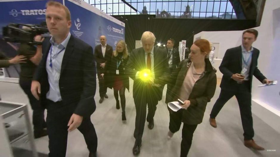 Gyorsan kikapták Boris Johnson kezéből az eldobható poharat